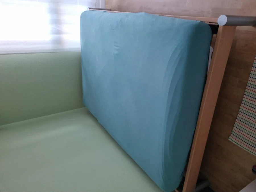 Kinderbett, Hochstühle, Kinderwagen, Bett zu verschenken