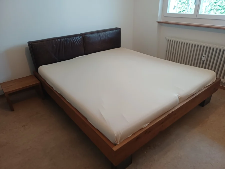 Massivholzbett mit Lederkopfteil