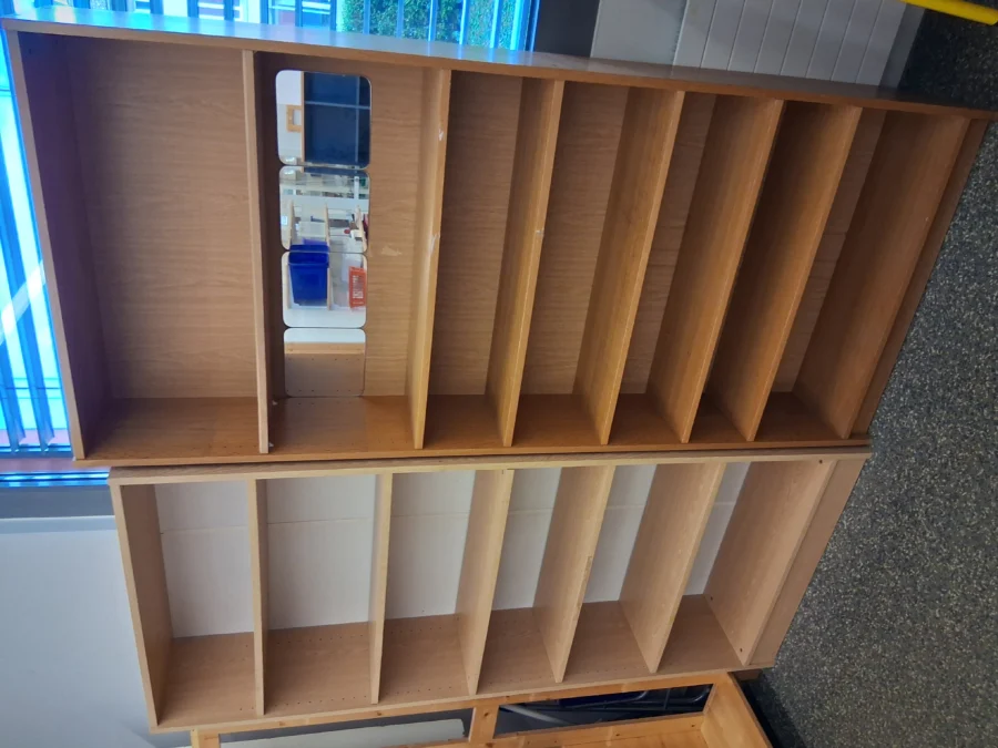 Büchergestelle u.a.