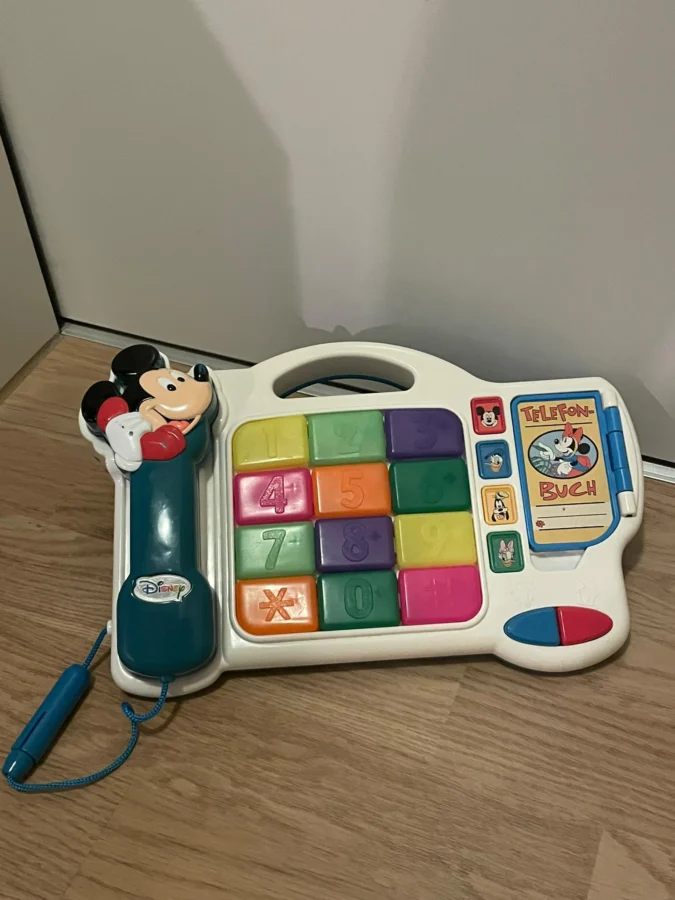 Spielzeugtelefon zum Erlernen der Zahlen