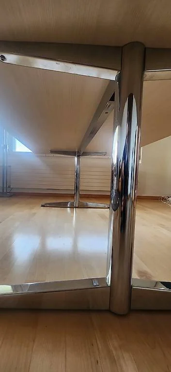 Weisser Tisch mit Oberfläche mit Struktur