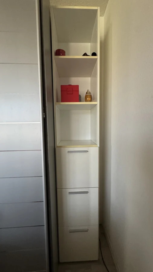 2 Regale mit 3 Schubladen weiss zu verschenken